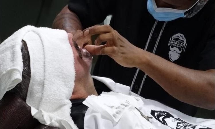 Atendimento de barba com toalha quente